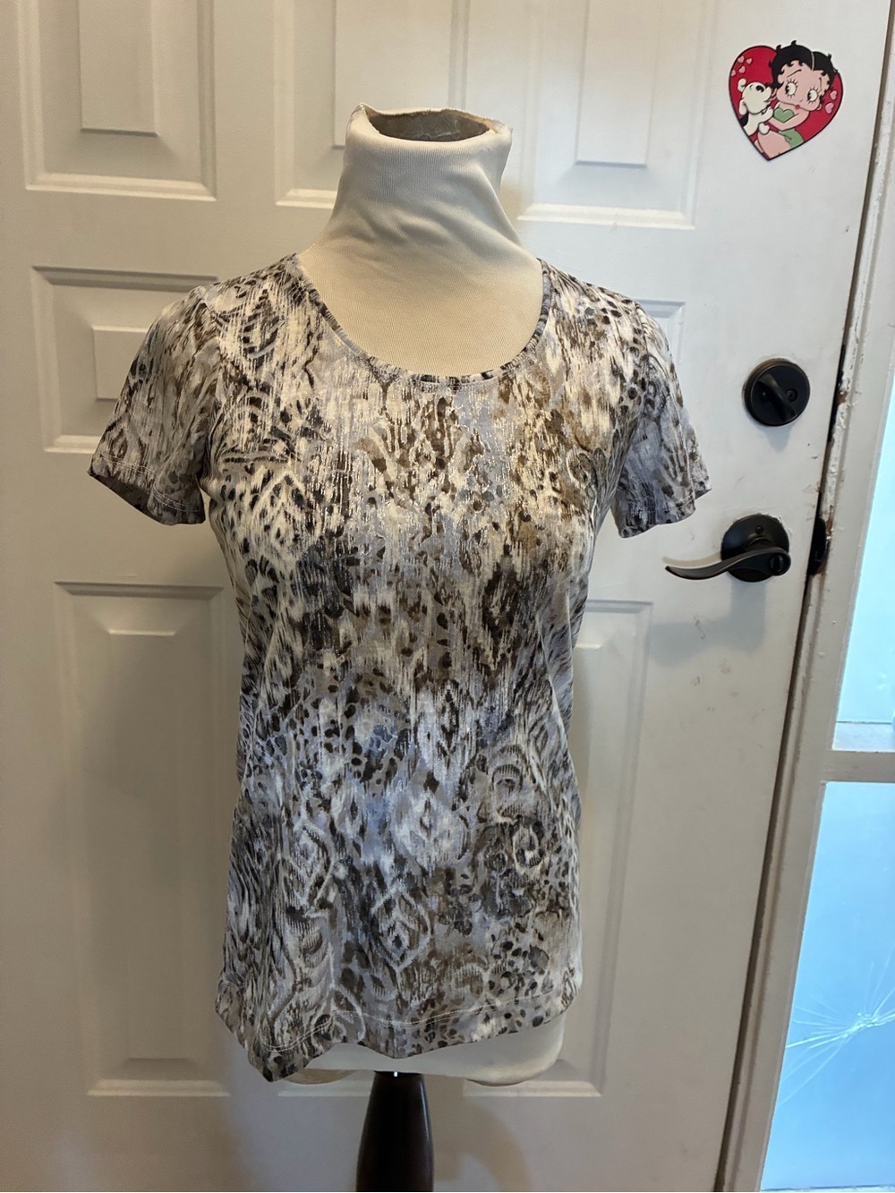 Short Sleeve Scoop Neck Blouse in Neutral Animal Print